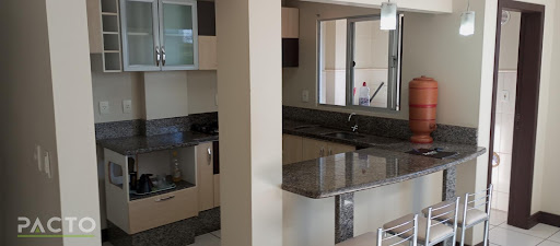 Apresentamos este excelente apartamento à venda no coração de Araranguá com cozinha planejada , quartos mobiliados e banheiros completos em uma localização privilegiada no Centro, ideal para quem busc