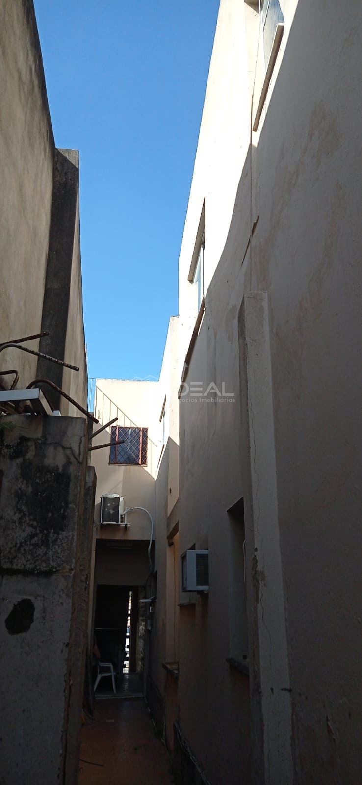 Aluga-se loja ampla com sensacional apartamento nos altos no centro de campos. cod 16130