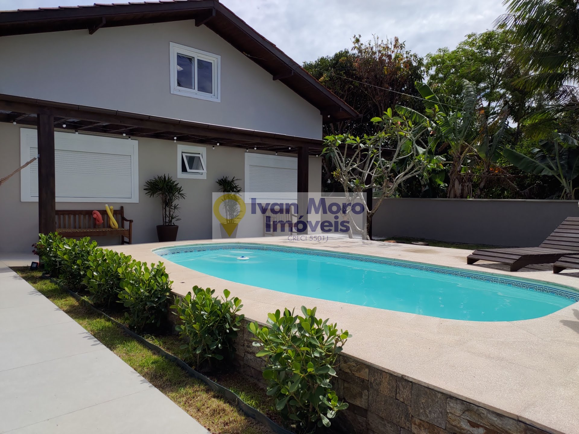 Casa para alugar com 4 quartos, 3 banheiros, 4 vagas e 250m² no Daniela, Florianópolis — foto principal