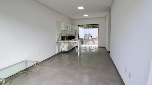 Sala estar social e cozinha