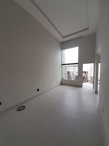 Encante-se com esta excelente casa localizada no bairro Jardim Mariléa, em Rio das Ostras, perfeita para quem busca conforto, praticidade e uma ótima oportunidade de investimento. Com 3 dormitórios, s