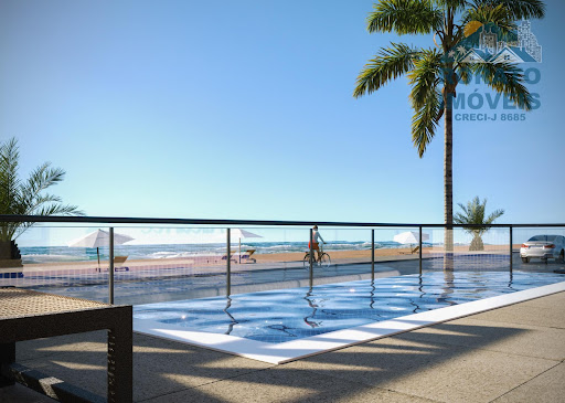 Piscina de frente para o mar