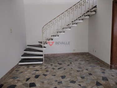 "Casa à Venda em Urca, RJ: 3 Dormitórios e 404m² por R$ 2,95M"