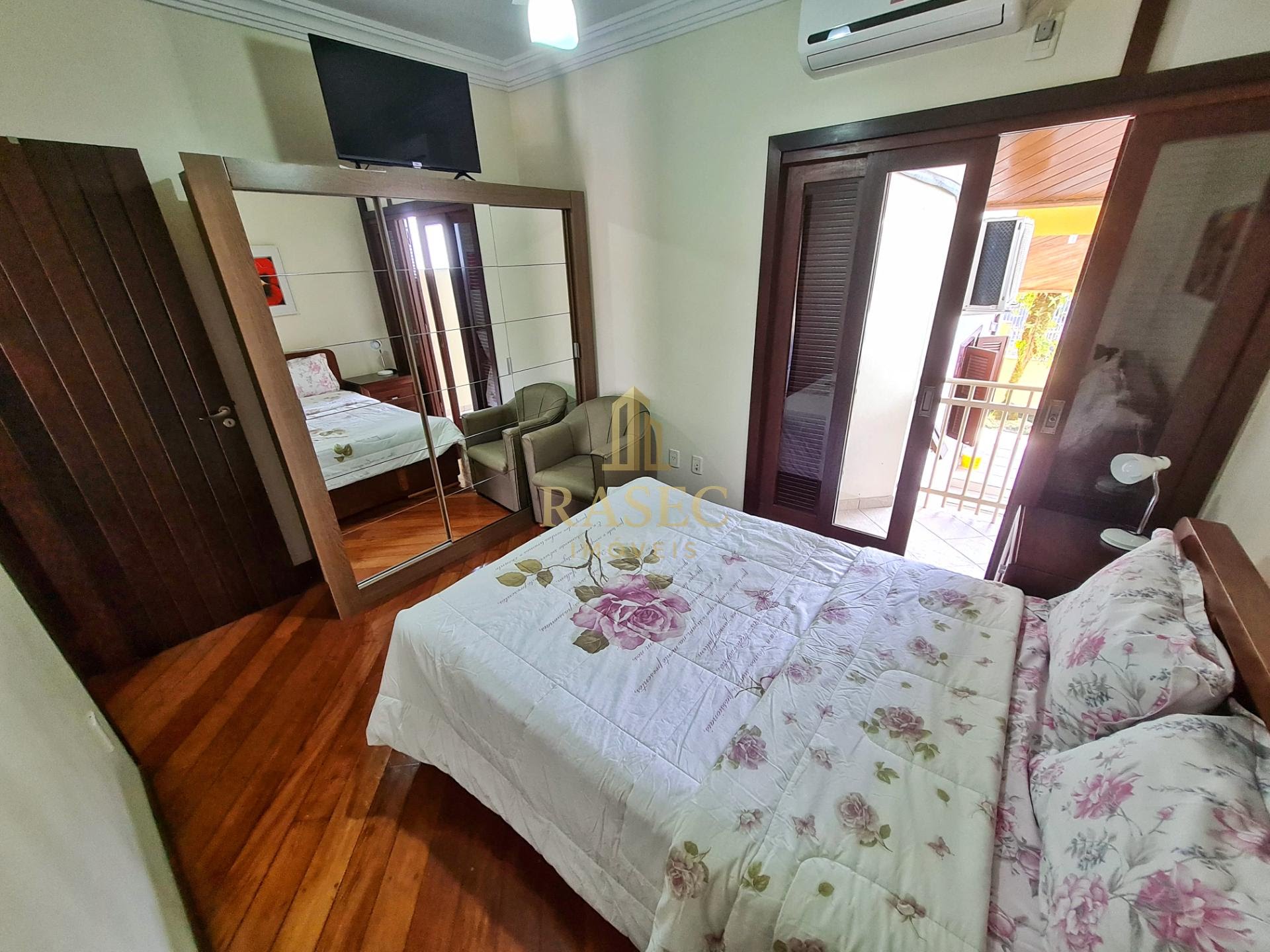 Casa à venda com 5 quartos, 1 suíte, 4 vagas e 294m² no Centro I, Brusque (SC) — foto 17 de 19
