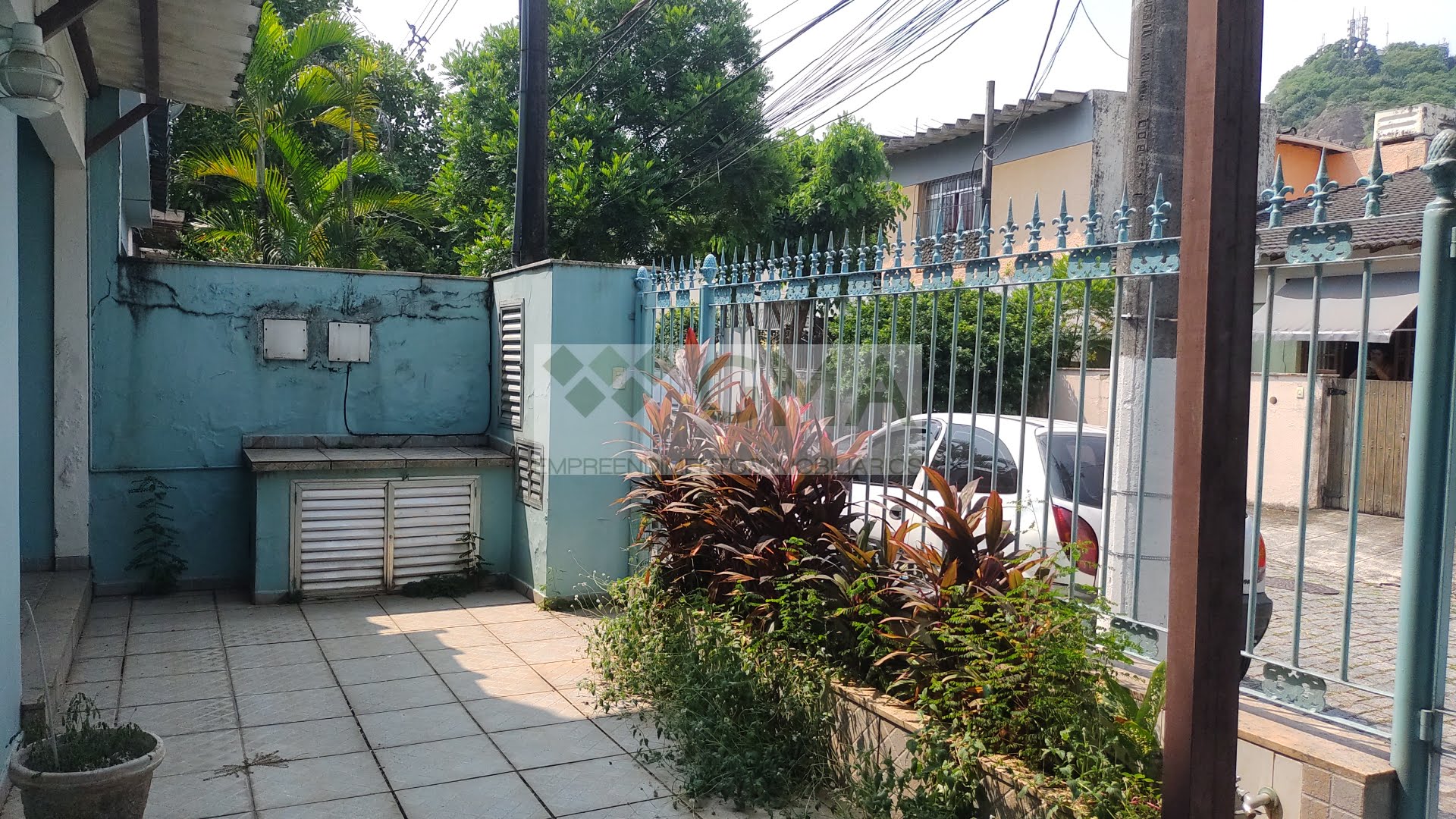 Frente da casa com jardim