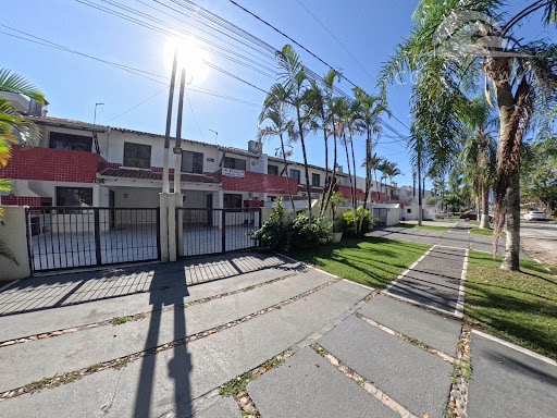 Sobrado c/ terreno exclusivo em rua tranquila. Oportunidade!