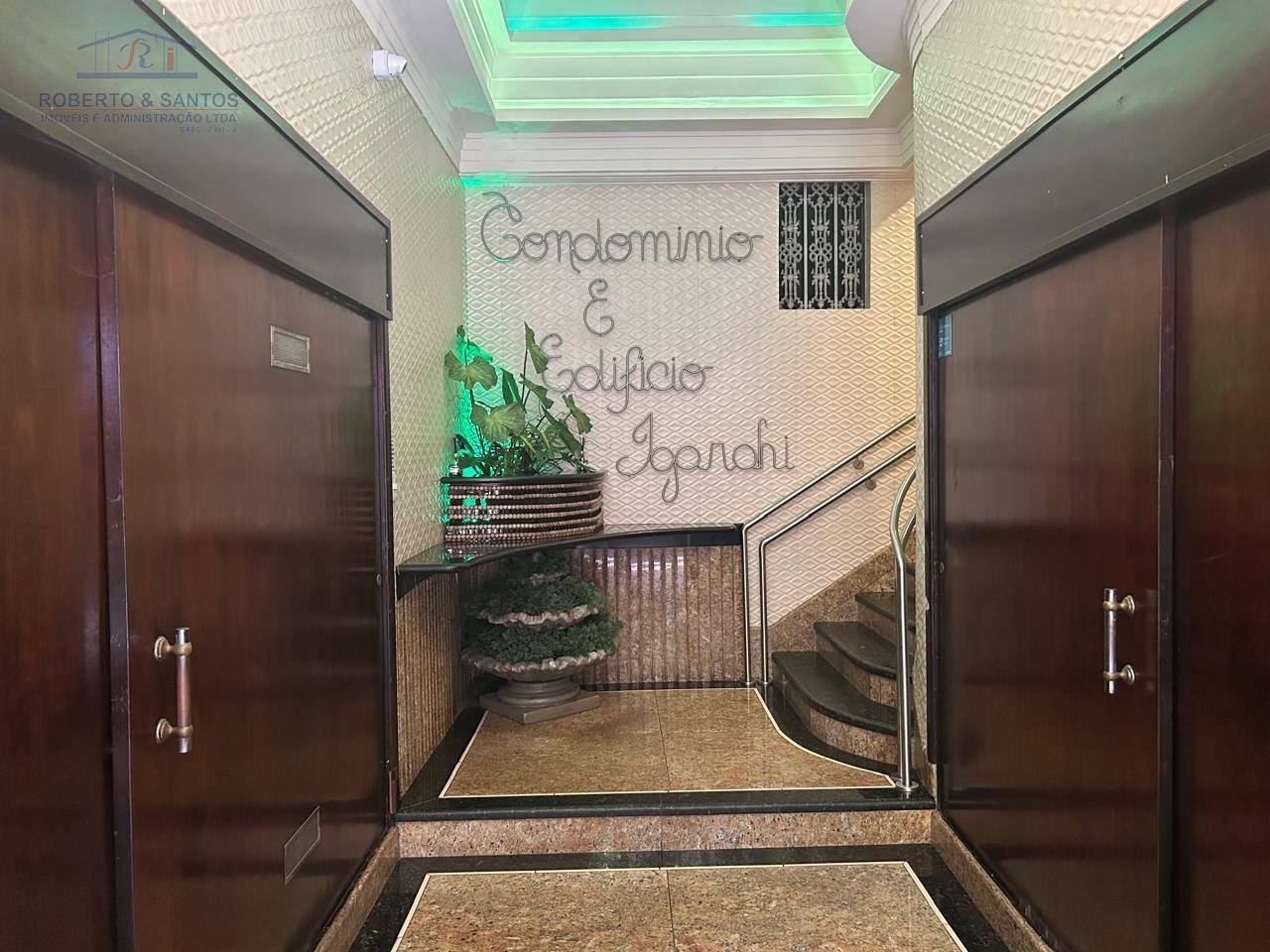 Entrada do prédio, saguão