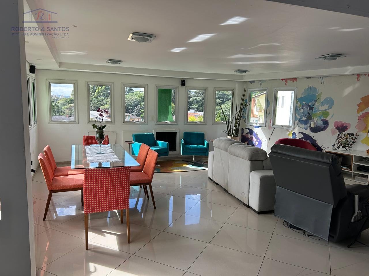 Sala com conceito aberto e piso em porcelanato