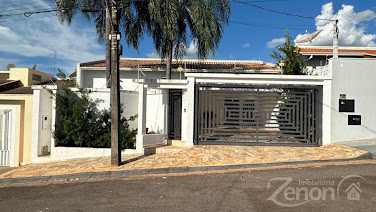 Casa à Venda no Centro de Adamantina: 3 Dorms sendo 1 Suíte 