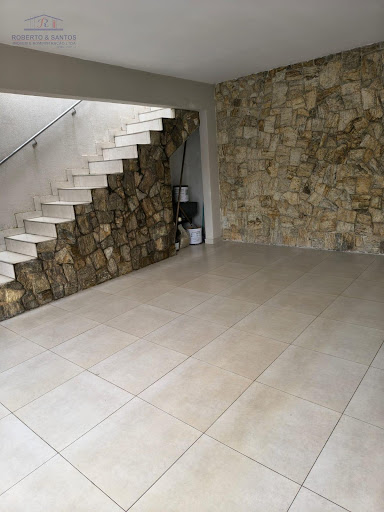 Escadas para a sala e cozinha
