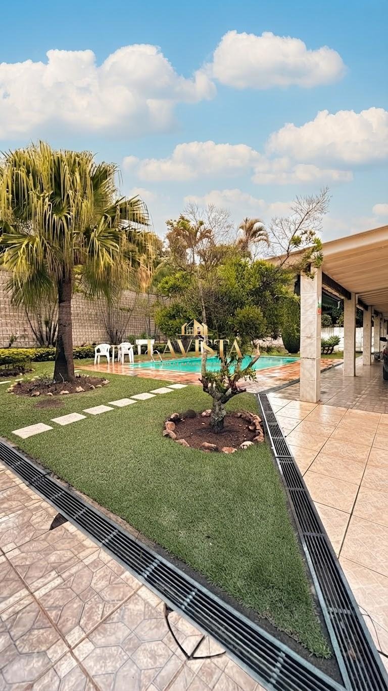 Imagem vista piscina e jardim