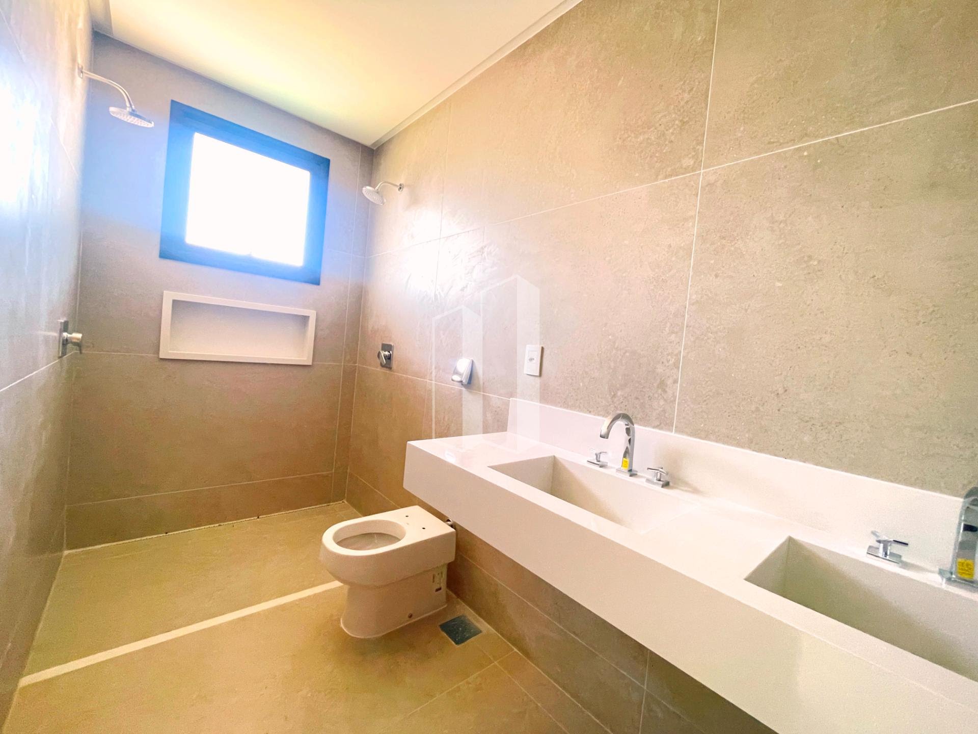 Casa à venda com 5 quartos, 5 suítes, 4 vagas e 380m² no Alphaville Flamboyant Residencial Araguaia, Goiânia (GO) — foto 13 de 16