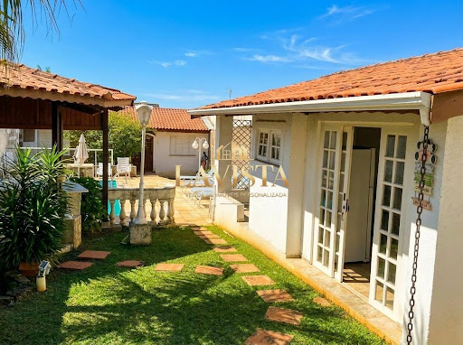 IMAGEM DA ÁREA DE LAZER E PISCINA AO FUNDO