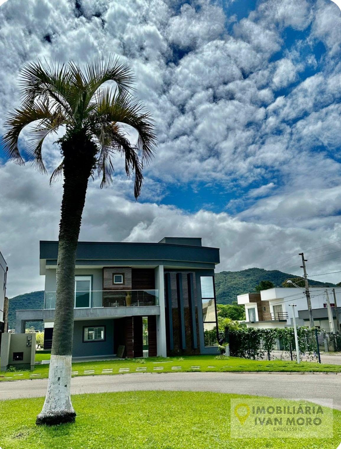 Casa à venda com 3 quartos, 4 banheiros, 4 vagas e 212m² no São João do Rio Vermelho, Florianópolis — foto principal