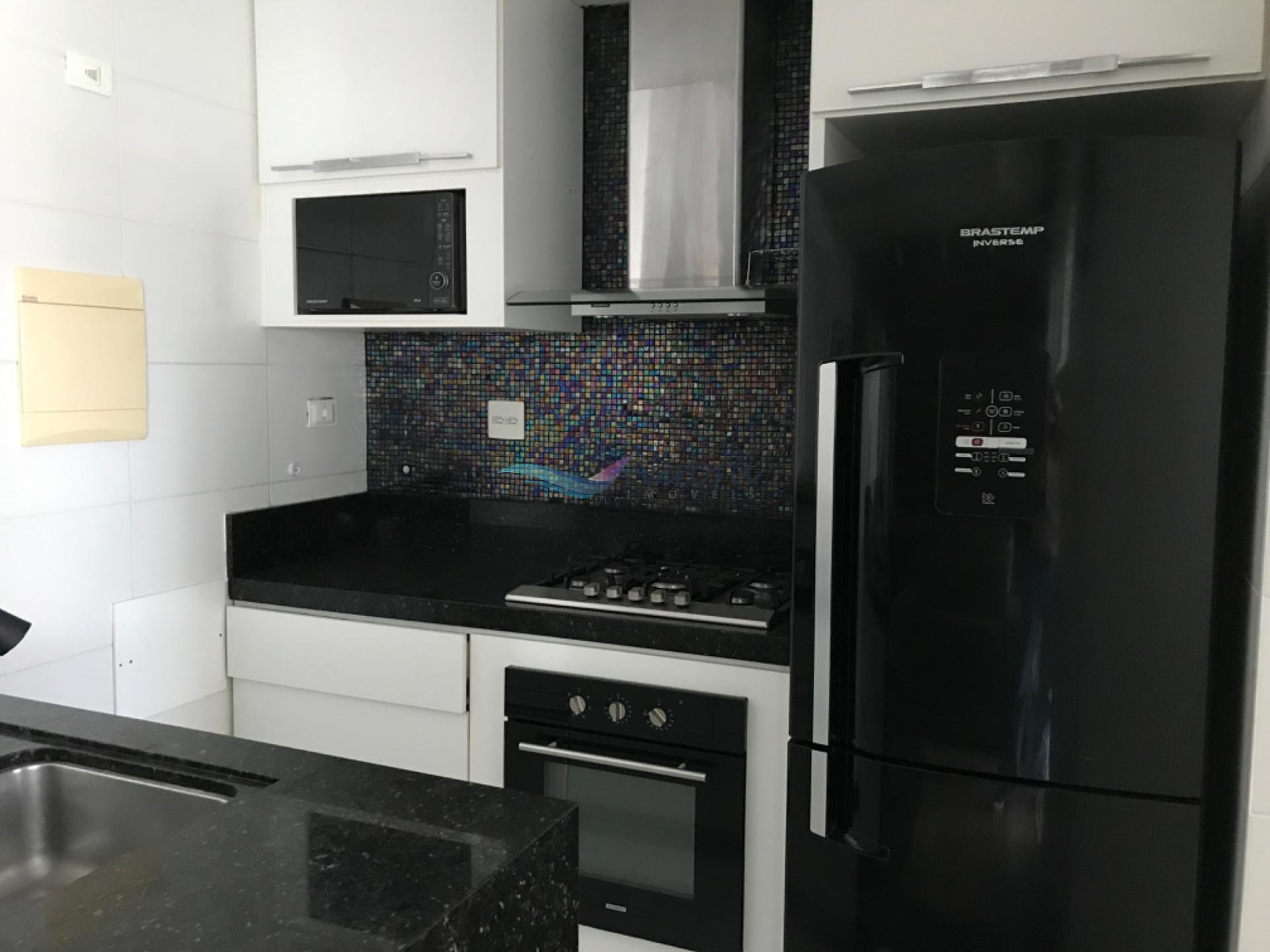 Cozinha super completa com forno, cooktop, microondas, geladeira duplex, coifa