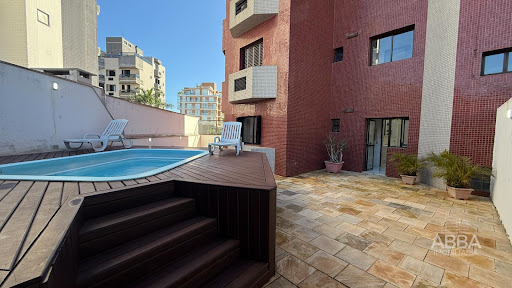 Traga sua família para este Garden com piscina em Caiobá. 