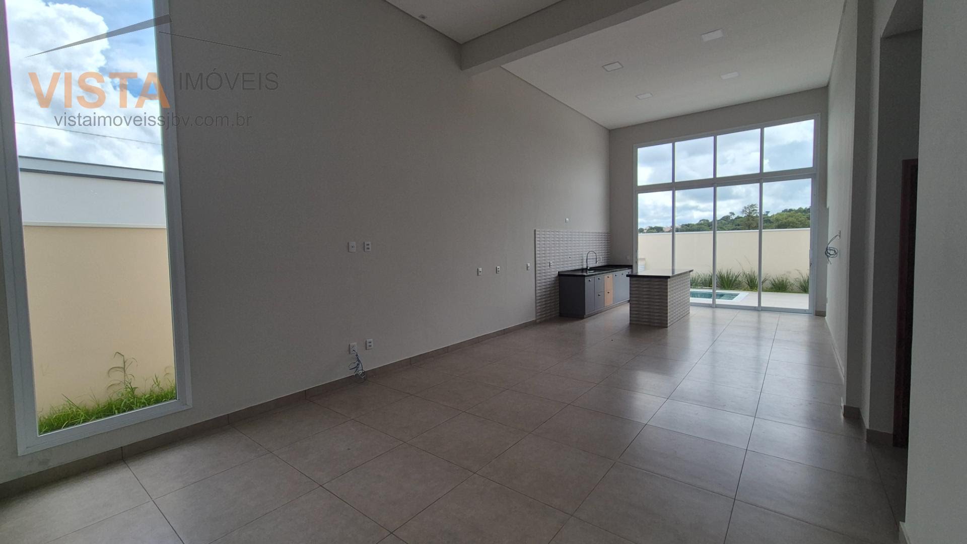 SALA COM PÉ DIREITO ALTO