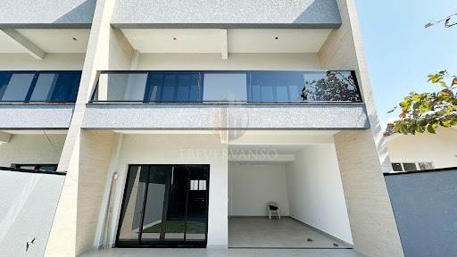 Sobrado à venda em Guaratuba com 3 suítes e 108,5m²