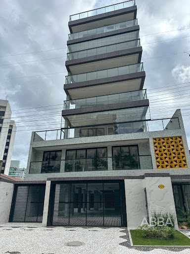 Apartamento novo com 3 suítes a 100m do mar em Caiobá