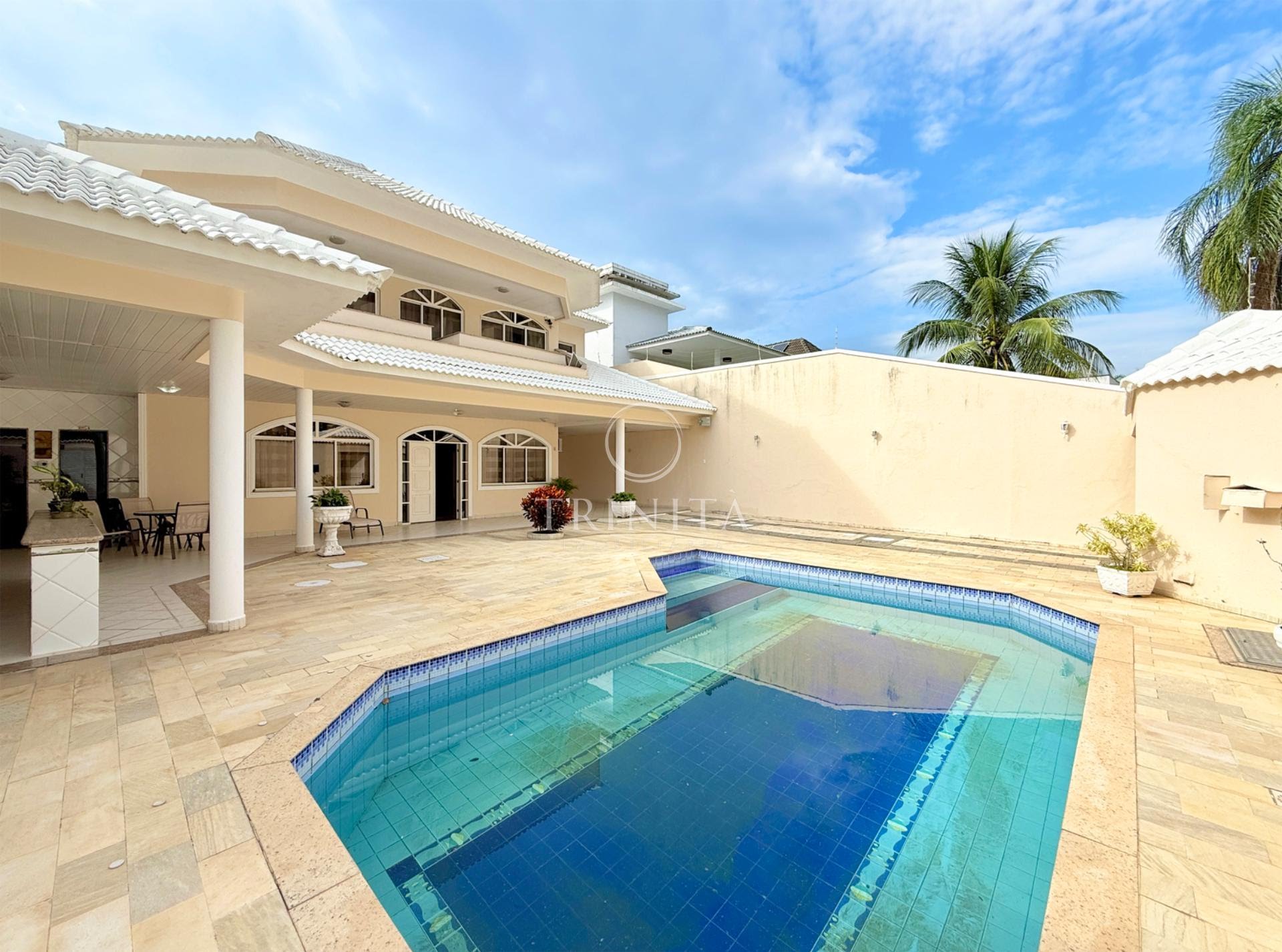 Fachada da casa à venda no Rio Mar