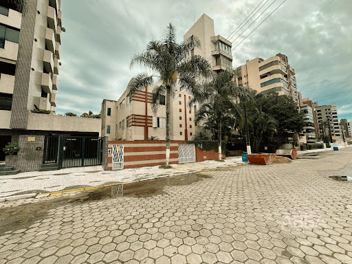 Apartamento 03 dormitórios amplo a 210 m da Praia Brava