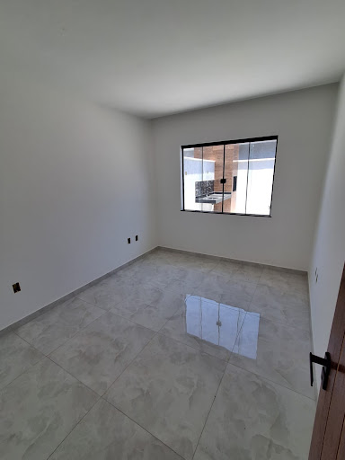 Encante-se com esta excelente oportunidade em Jardim Campomar, Rio das Ostras! Um imóvel pensado para quem busca conforto, praticidade e uma localização estratégica, perfeito para viver com qualidade 