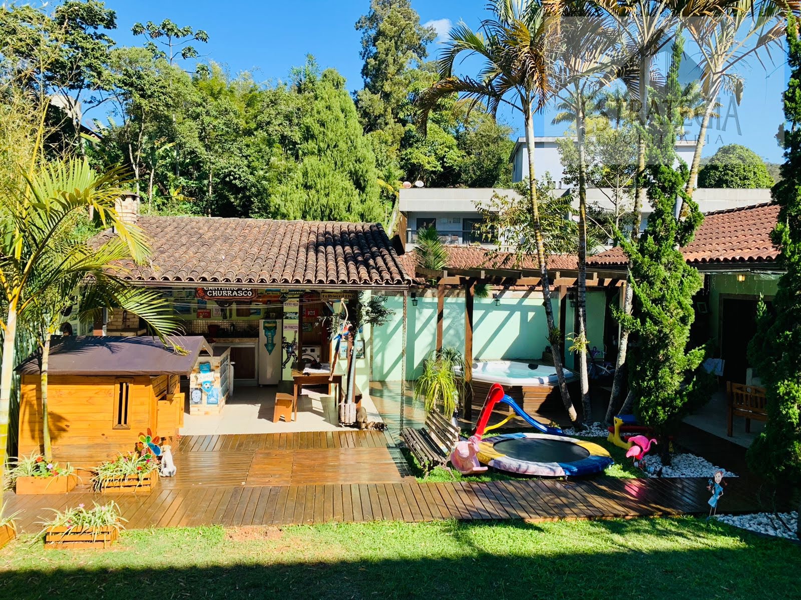 Casa à venda com 2 quartos, 3 banheiros, 4 vagas e 240m² no Bingen, Petrópolis (RJ) — foto 2 de 11