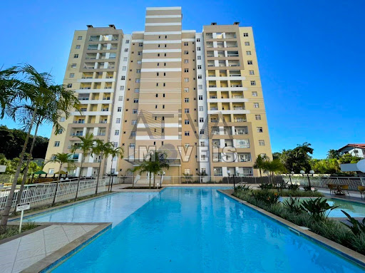 Fachada residencial e área com piscina