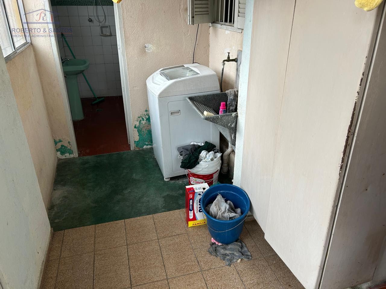 Área de serviço com banheiro