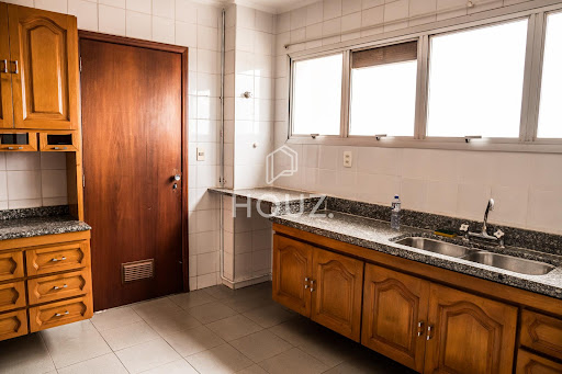 Cozinha com armários em madeira maciça