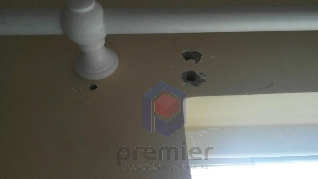 furos na parede do quarto