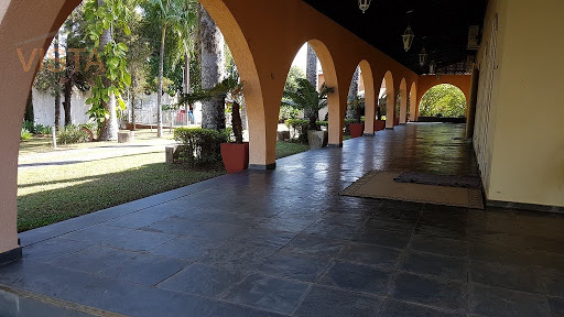 AMPLA VARANDA AO ENTORNO DA CASA