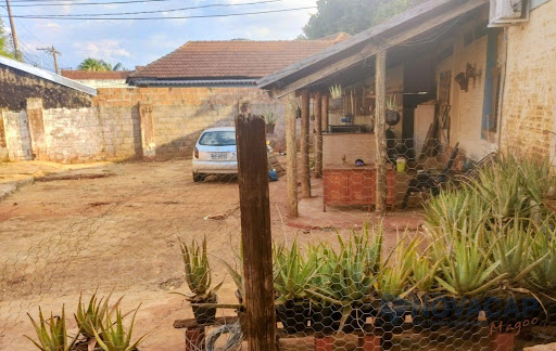 Área construída: casa e varanda: 145 metros quadrados. Obs: casa é geminada. Área total do terreno: 650 metros quadrados. Informações adicionais : faz fundo com a esplanada ferroviária e futuro prolon