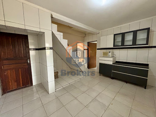 Cozinha com porta de acesso ao corredor lateral 