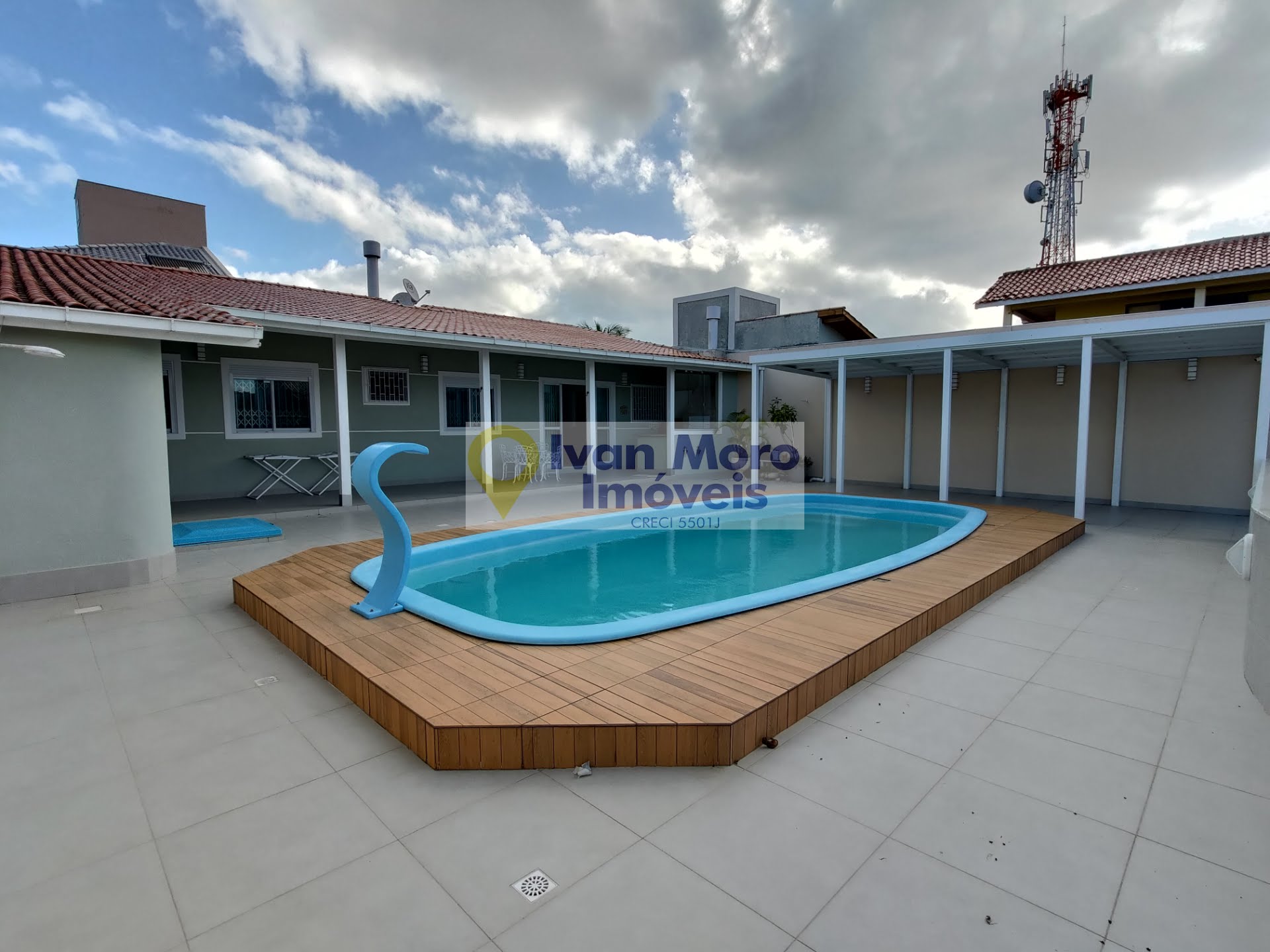 Casa para alugar com 3 quartos, 2 banheiros, 3 vagas e 90m² no Daniela, Florianópolis — foto principal