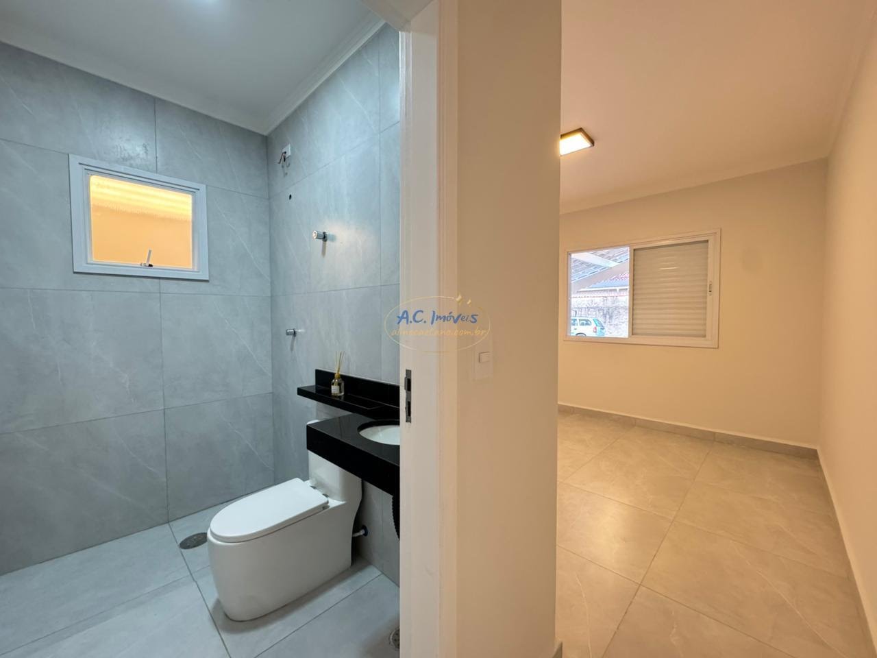 Casa à venda com 3 quartos, 2 suítes, 2 vagas e 115m² no Guilhermina, Praia Grande (SP) — foto 2 de 24