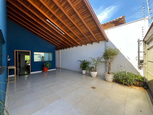 Completa com planejados, piscina e energia solar