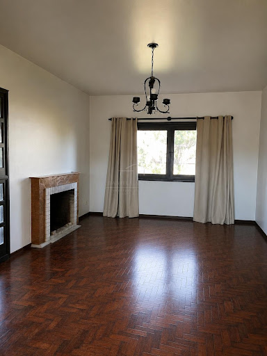 <p>Excelente casa à venda no Centro de Bagé, com 200 m² de área útil, ideal para quem busca conforto, praticidade e uma localização privilegiada. O imóvel conta com 3 dormitórios, sendo 1 suíte, além 