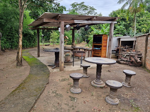 Rancho a venda na Beira do Rio Pardo