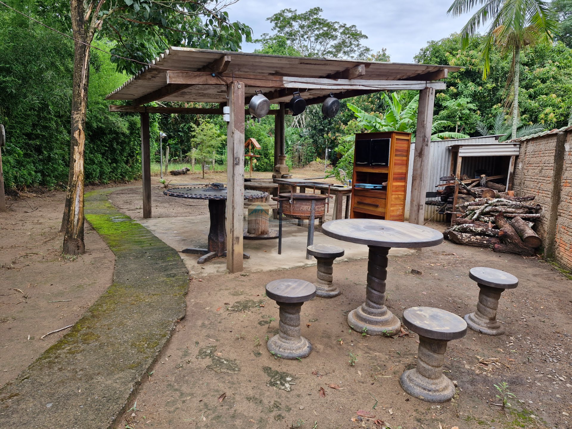 Rancho a venda na Beira do Rio Pardo