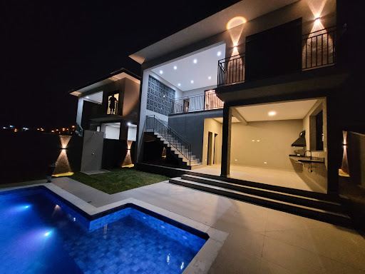 CASA A VENDA COM PISCINA E 3 SUITES EM ATIBAIA