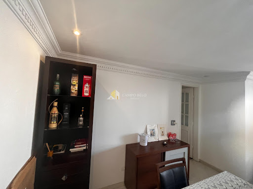 Apartamento no Campo Belo, 3 dormitórios sendo 1 suíte, 2 banheiros, 1 vaga livre, varanda, andar alto, mobiliado e com janelas anti-ruídos, Locação 100m²