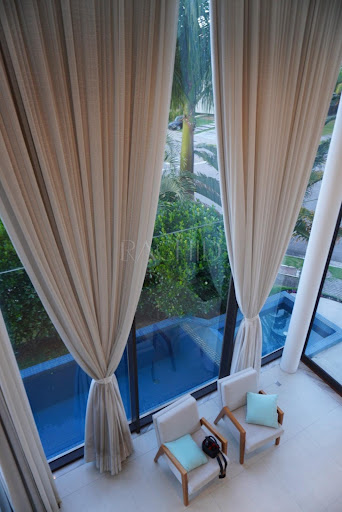 Sala com pé-direito duplo e vista para a piscina