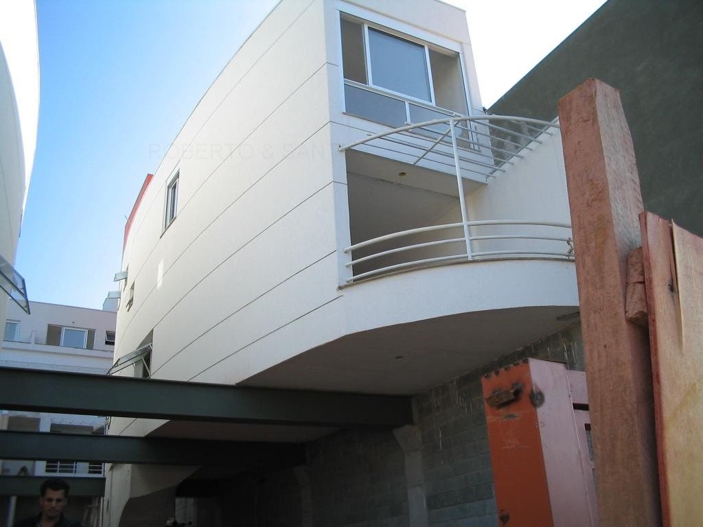 Frente c/ terraço