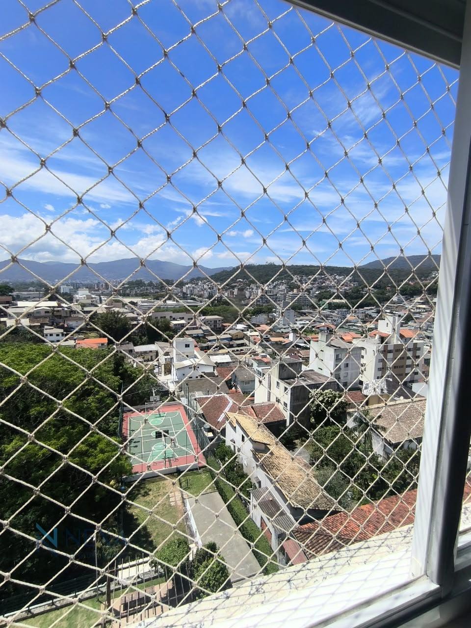 vista sacada e quadra de futebol