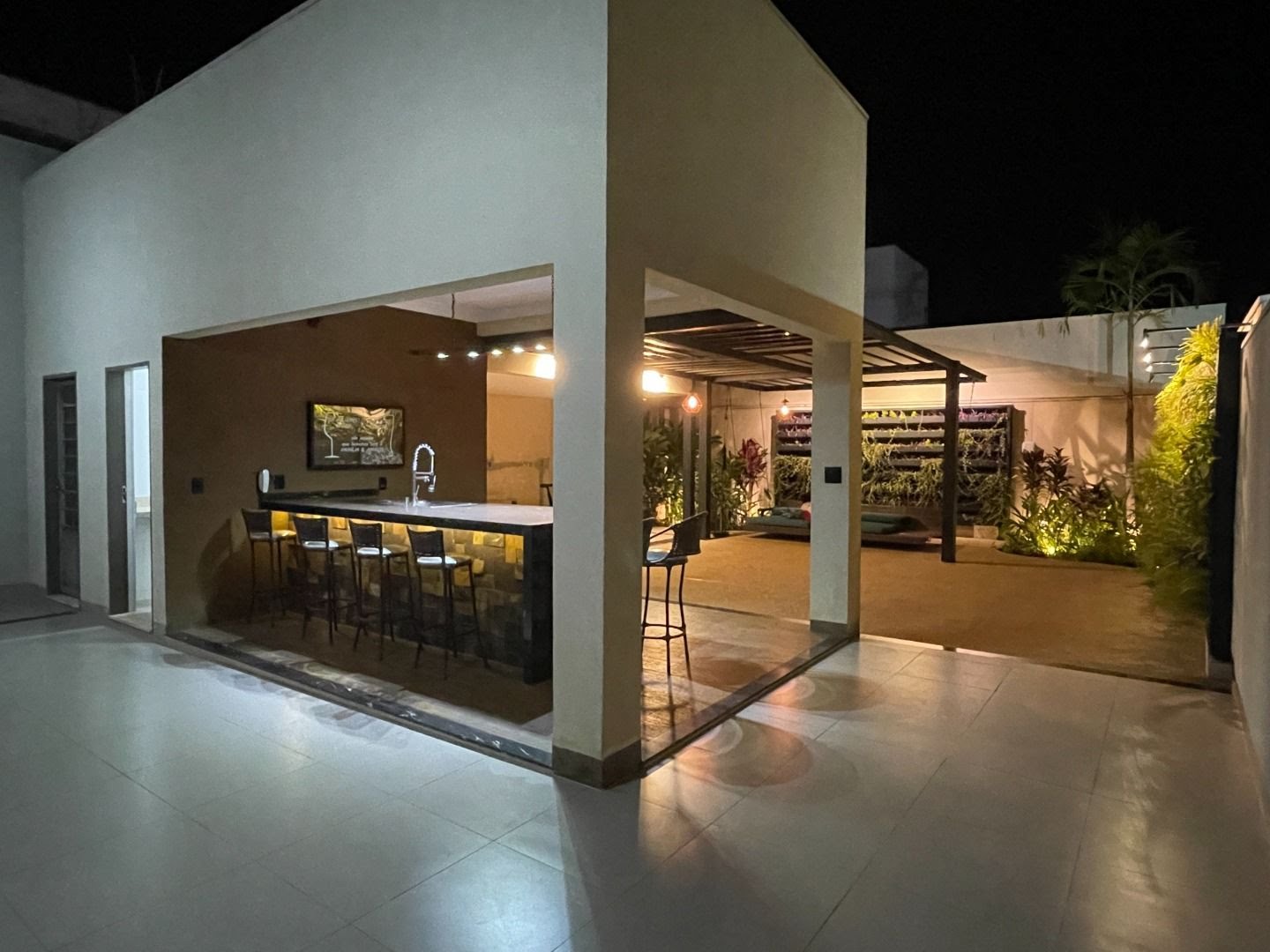 Casa à venda com 3 quartos, 5 banheiros, 6 vagas e 300m² no Jardim Anhangüera, Ribeirão Preto — foto principal