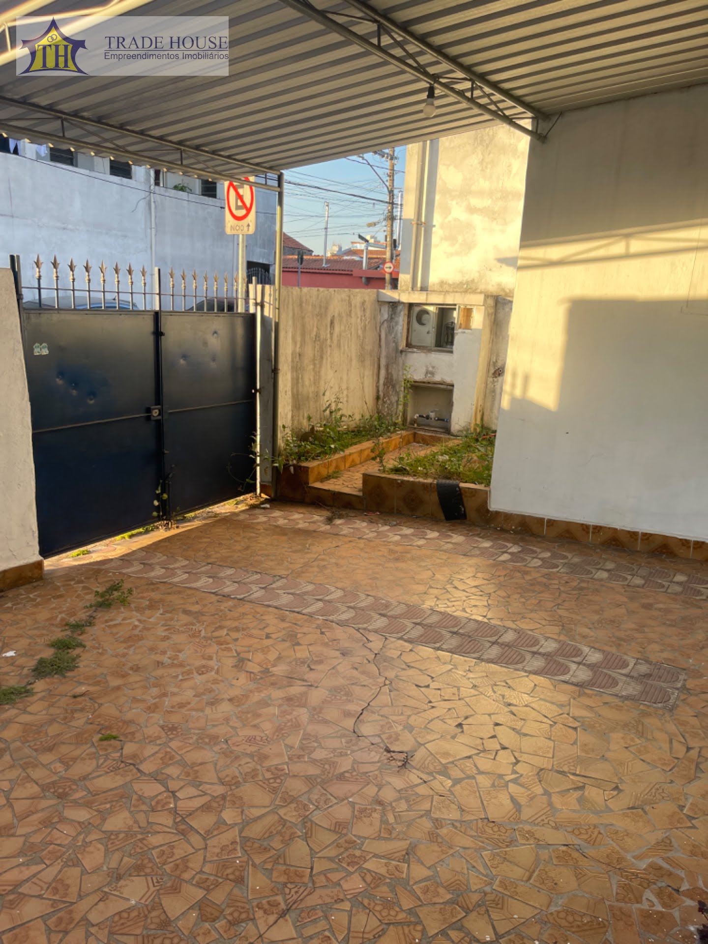 Entrada e vaga para veículo 