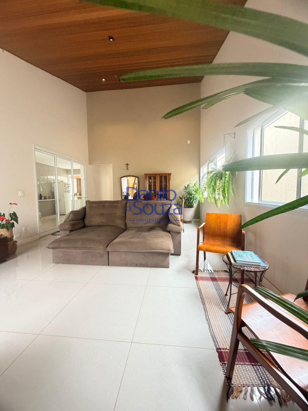 Casa à venda com 3 quartos, 2 suítes, 4 vagas e 373m² no Veredas da Cidade, Araxá (MG) — foto 3 de 17