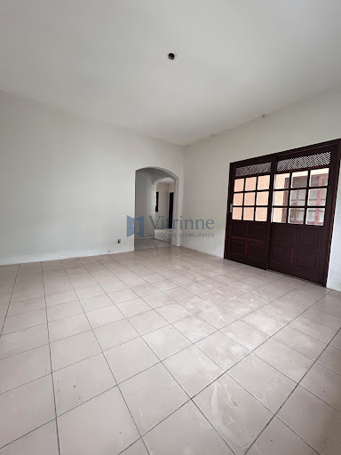 Casa ampla com 4/4 bem localizada na Kalilândia