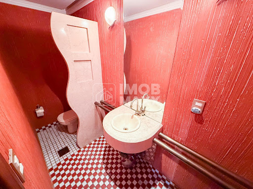 Lavabo no térreo.